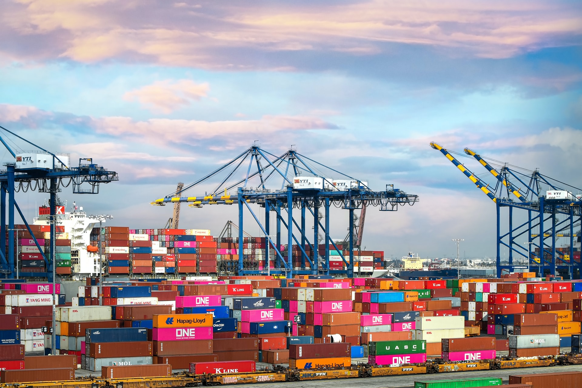 Outsourcing Logistik: Container im Hafen